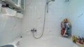 2-in-1-Badzimmer mit Badewannen-Dusche