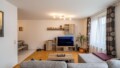 Geräumiges Wohnzimmer mit Mosaik-Parkettboden