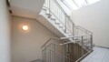 Gepflegtes Treppenhaus mit Glasdach