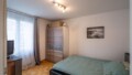 Schlafzimmer mit großem Fenster