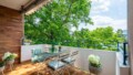 Großer Balkon mit grüner Aussicht