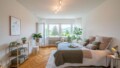 Lichtdurchflutete Fensterfront im Schlafzimmer