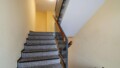 Gepflegtes Wohnhaus mit Treppenaufgang