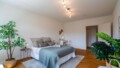 Haupt-Schlafzimmer mit Fischgrätparkett