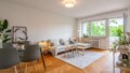 Wohnzimmer mit Balkon & Fischgrätenparkett