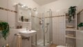 Modernes Masterbad mit Platz