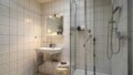 Badezimmer mit Dusche & Platz