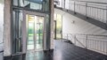 Aufzug mit Glastüren & Treppenhaus