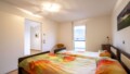 Schlafzimmer mit Zugang zum Balkon
