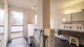 Badezimmer mit Balkon-Zugang & Handtuchheizung
