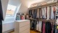 Ein weiteres Schlafzimmer kann als begehbarer Kleiderschrank genutzt werden